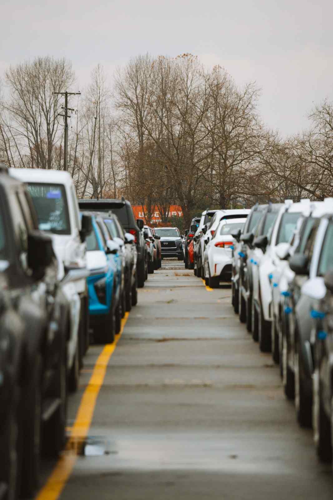Parkende Autos in zwei Reihen