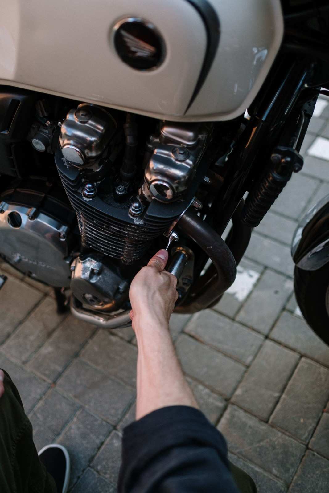 Handwerksarbeit an Motorradmotor