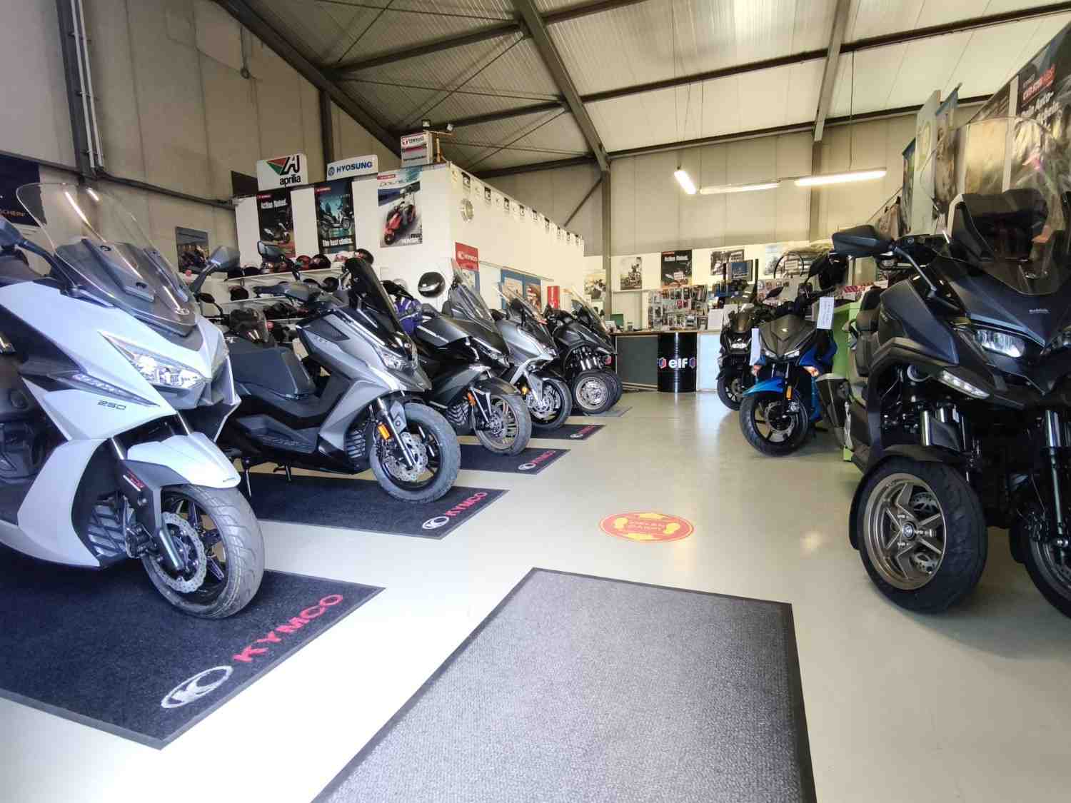 Motorräder in Verkaufsraum